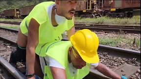 OS OPERARIOS PEGARAM PESADO NA HORA DO ALMO&Ccedil_O FUDERAM O COLEGA PASSIVO E DERAM MUITO LEITE DE SOBREMESA (TEASER)