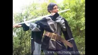 sexy thời trung cổ hiệp sĩ cosplayer làm tình mình với cô ấy chuôi kiếm