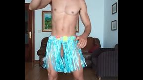 Bailo con falda Hawaiana, muestro mi cuerpo desnudo y mi Polla bien dura y me masturbo