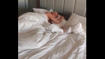 Hello la Team! Une baise matinale, j&#039_adore ! Mais &agrave_ ma grande surprise, c&#039_est ...