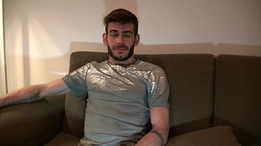 2142 hetero se fait bouffer le cul par son poteVoici AXEL un bel hétéro qui ...