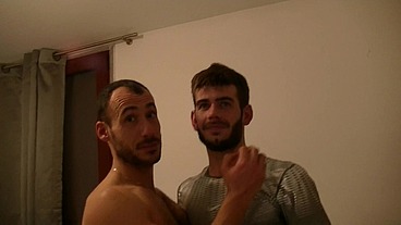 2142 hetero se fait bouffer le cul par son poteVoici AXEL un bel hétéro qui ...