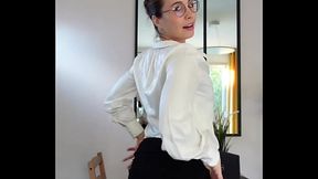 La Prof se fout &agrave_ poil ! Tu veux voir &agrave_ quel point elle est cochonne ? RDV ...