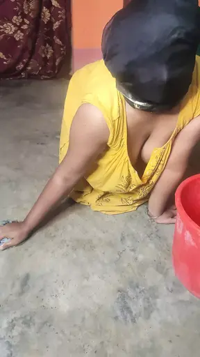 Indian made Sruti clean floor and showing her full naked body