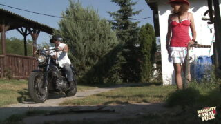 Frank Gun scopa duramente il culo stretto di Sierra mentre Stephanie guarda a quattro zampe