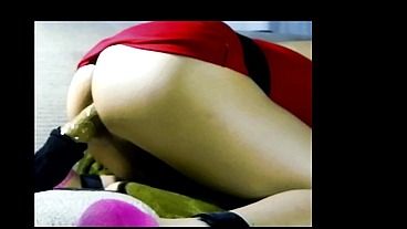 este joven piensa que es una jovencita inquieta y muy caliente que le encanta penetrar su ano vagina pidiendo a gritos un old man para ser su esclava