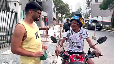MARCOS GOIANO - ENTREGADOR DE DELIVERY FOI MAMADO PELO PUTO - MAMADOR ENGOLINDO A PICA PRETA DO ENTREGADOR - BOQUE NO MOTOBOY DOTADÃO