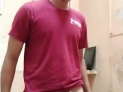 Alan Tokers sé masturba en él trabajó