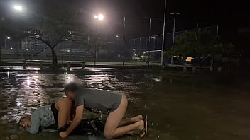 DANDO O CUZINHO NA CHUVA