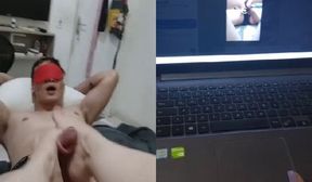 Puta reage a um footjob com uma outra novinha