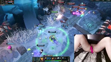 Gamer girl cumming hard while League of Legends zocken