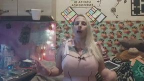 Miss Simply Amanda in body fuma una sigaretta e ti mostra la sua superiorità e bellezza che non puoi avere