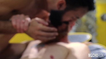 Barbeiro entrou pelado pra fazer minha barba