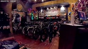 Entre a un local de bicicletas y ped&iacute_ un favor anal.Sexo arriesgado.Facial.Fetiche