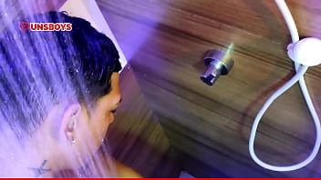 Branquinho safado tomando banho