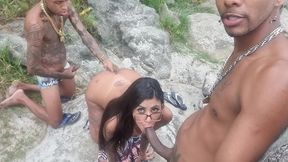 amanda souza fudendo com dois na praia do rj