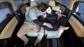 恥ずかしい格好で中出しセックス