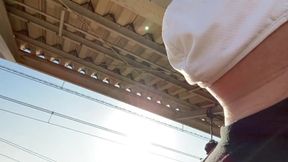 五反野駅で電車を見送る男