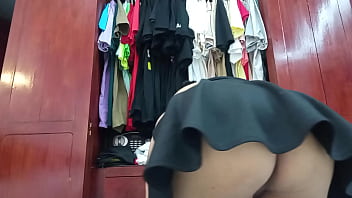 Cambio de ropa con una criada muy sexy