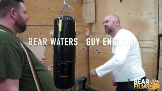 Ursul păros și gras Adam Snow cu piercing-uri face o muie neglijentă înainte de a fi futut intens în POV cu un fetiș