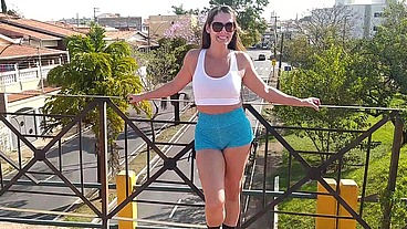 Vadia gostosa se exibindo em público andando pela cidade mostrando os seios, pagando boquete e tomando porra na rua