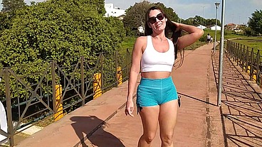 Vadia gostosa se exibindo em público andando pela cidade mostrando os seios, pagando boquete e tomando porra na rua