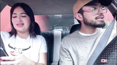 Chofer caliente no se controla con pasajera tetona (•)(•)