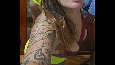 Ruiva casada faz chamada de v&iacute_deo com o amante e o marido corno n&atilde_o sabe