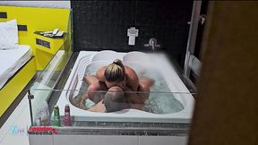 batendo punheta assistindo a esposa na banheira com o colega de trabalho