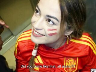 Une Supportrice Espagnole Au Gros Cul Baisée En Anal Et double penetration Dans Un Parking Après Le Match De Foot !!