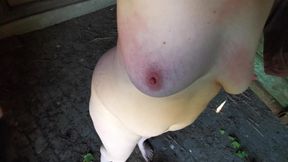 Br�ste schlagen w�hrend sie sich auszieht