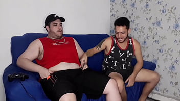 Apostando o Cu No VideoGame Com o Par&ccedil_a / Corno Grava Marido Comendo Gordo Rabudo (DOBRADINHA COMPLETA)