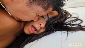 morena com oleo na bunda e com pau no cu