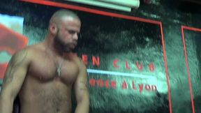 2133 un daddy se fait baiser par delta kobra a lyonje suis dans un bar a lyon...