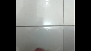 Gozando gostoso na punheta