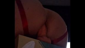 En lenceria exotica roja y me como un consolador