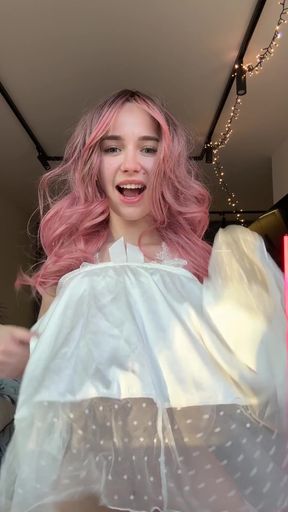 Free OnlyFans babe teases fans with sultry pose