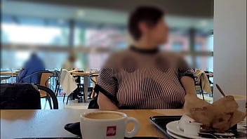 Avec une blouse transparente en public