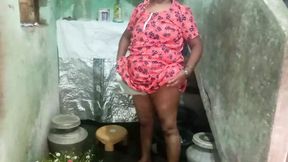 Priyanka aunty dress washing in bathroom sex