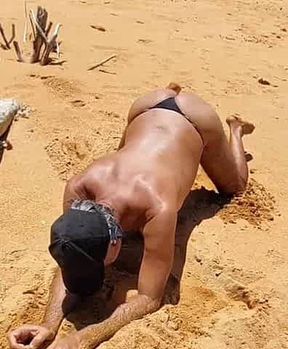Ladysilva de calcinha na praia que bunda gostosa ,vem fuder minha bundinha