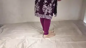 Aunty ne kaha tela la lo