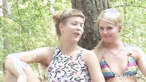 ”Ersties - Ida und Isabella ficken sich gegenseitig im Wald mit Strap-on”