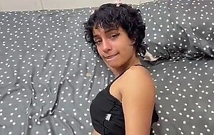 Me escondo en el cuarto de mi pequena hermanastra y la follo rico en lo escondido.