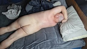 Chubby guy lays in bed and cums