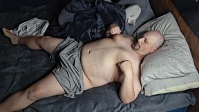 Chubby guy lays in bed and cums
