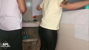 Mientras hablo con la amiga de mi madrastra en la cocina le termino tocando su jugoso co&ntilde_o hasta follarla, ella no sabia que la esba granbando
