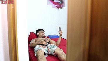 FLAGROU O VIZINHO BATENDO PUNHETA! A SAFADINHA APROVEITOU E CAIU DE BOCA NA PICA GRANDE DO SAFADO