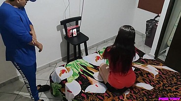 Tio Engaña a su Sobrina con un Traje Erotico Para Aprovecharse de su Inocencia y Tomarle fotos sexis