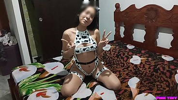 Tio Engaña a su Sobrina con un Traje Erotico Para Aprovecharse de su Inocencia y Tomarle fotos sexis