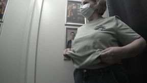 In the fitting room I try on T-shirts.